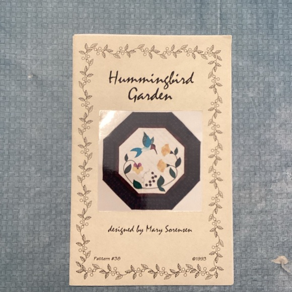 NIP Vintage Hummingbird pattern and fabric kit for appliquéd wall quilt. - Picture 1 of 9